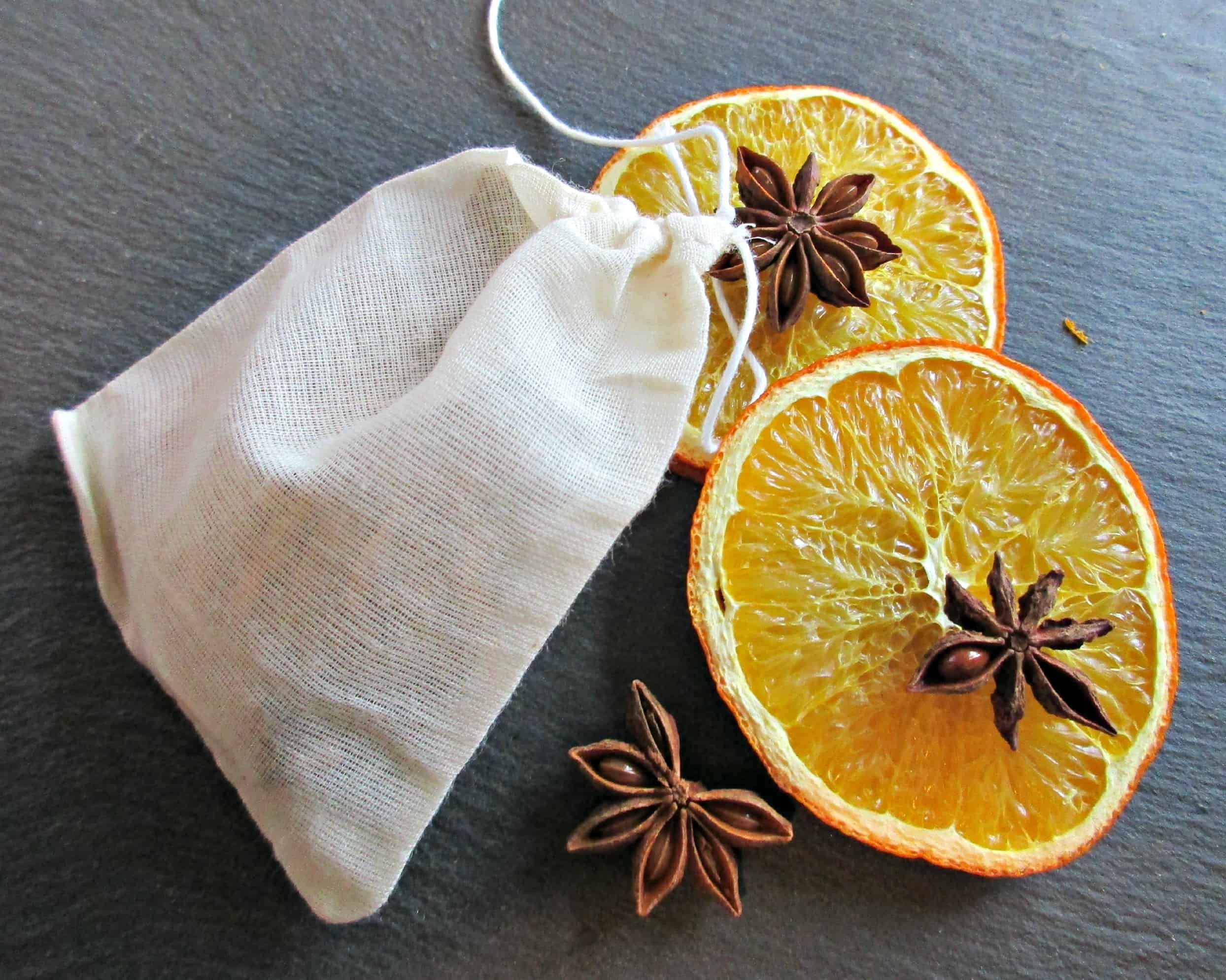 From Craft Invaders DIY Spice Bags make a lovely, thoughtful gift, and can be adapted to suit the taste of the recipient. Includes lovely apple juice recipe