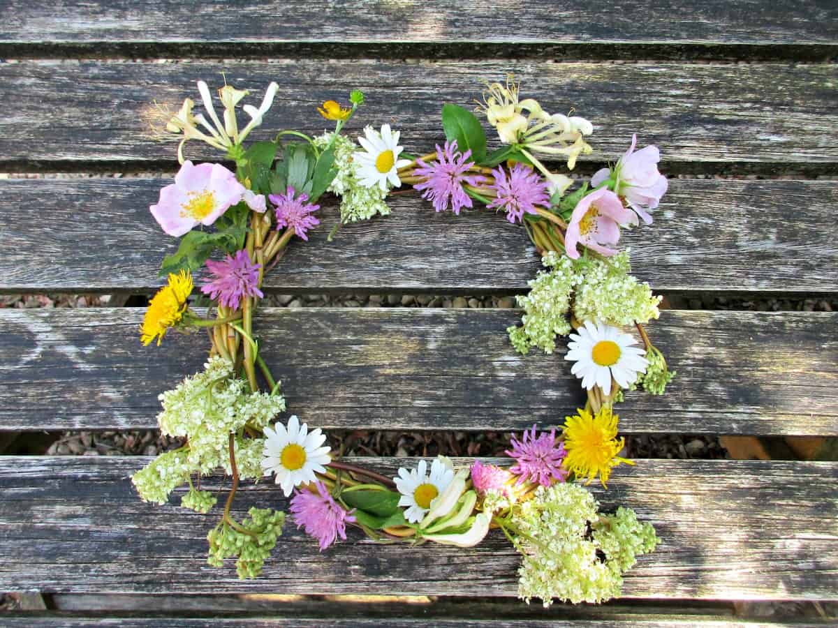 In this simple tutorial, we show you how to weave a beautiful, rustic Flower Crown.