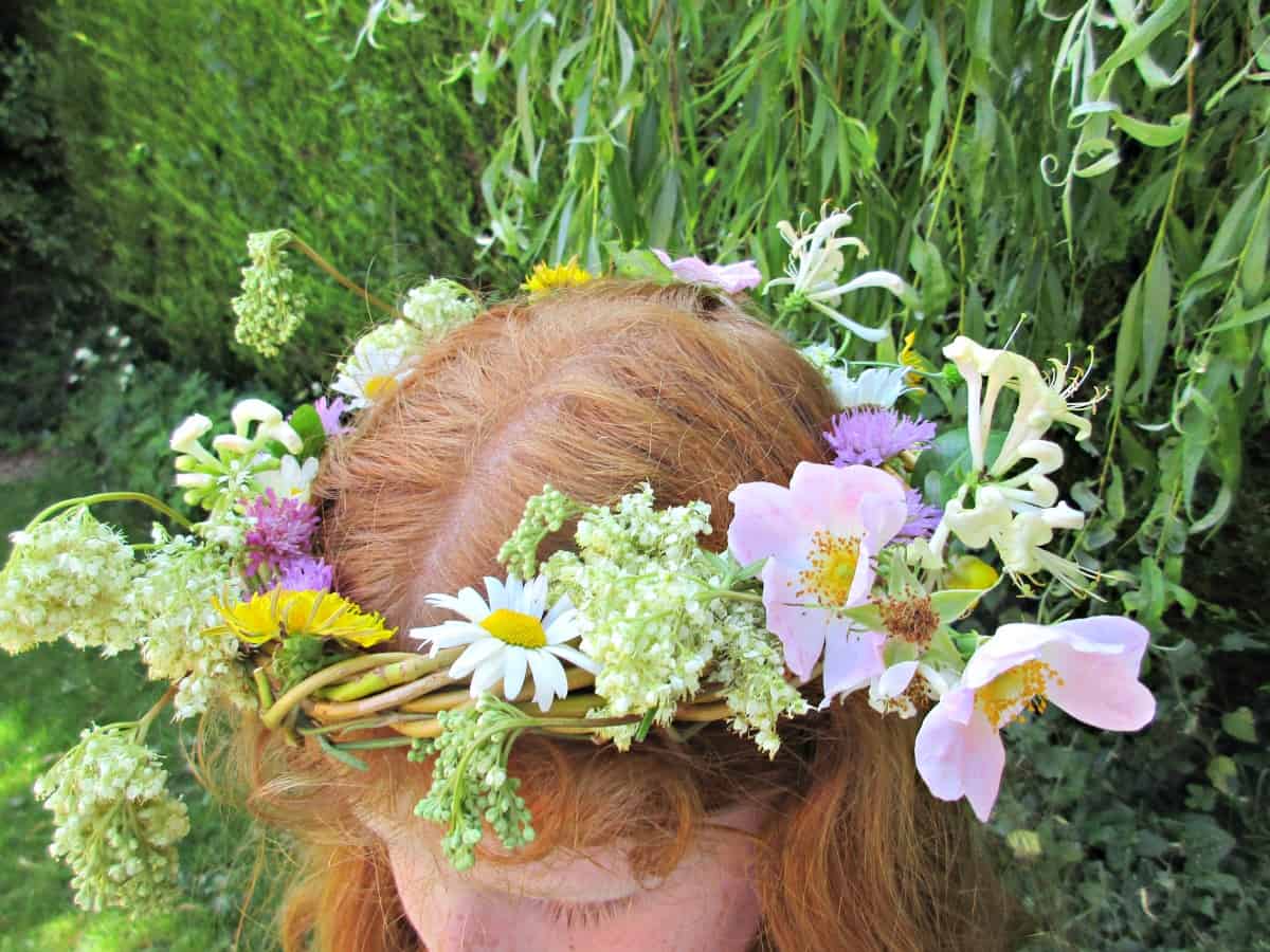 In this simple tutorial, we show you how to weave a beautiful, rustic Flower Crown.