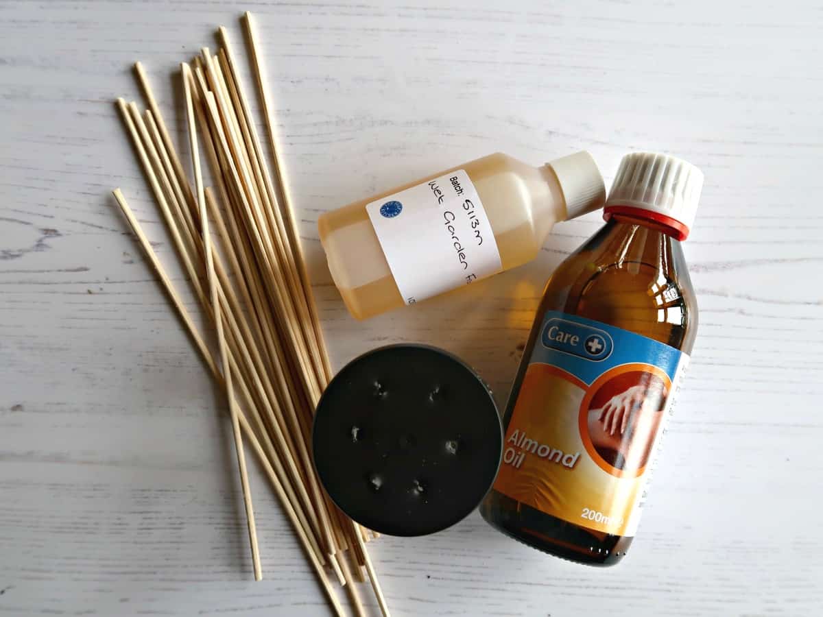 Love Reed Diffusers but not the price? We test 3 homemade reed diffuser oil recipes to find out which works best, and if any of them are as good as the expensive ones you see in the shops. #essentialoils #homefragrance #reeddiffuser airfreshener #DIYReedDiffuser